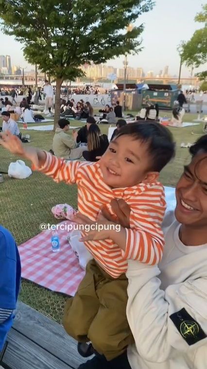 Mereka berdua tampak akrab, Arhan pun tak segan menggendong Cipung.
