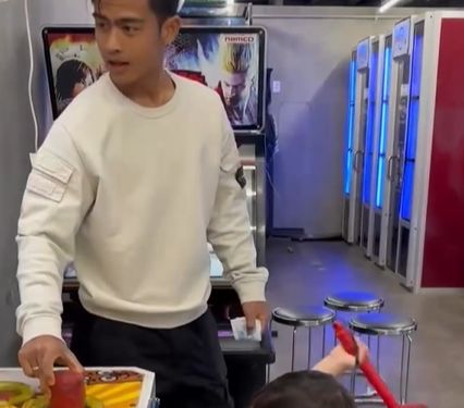 Arhan juga mengajak Cipung bermain di kids station. Suami Azizah Salsha ini tampak telaten 'mengasuh' Cipung.