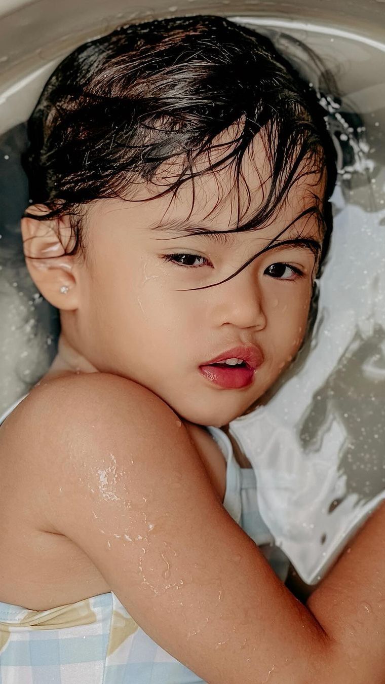 Bermodal Bak Mandi, Ayah Bikin Putrinya Foto ala Asia Next Top Model