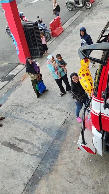 Momen Kocak Emak-Emak ke Kantor Damkar, Ternyata Minta Evakuasi Si Gemas Ini