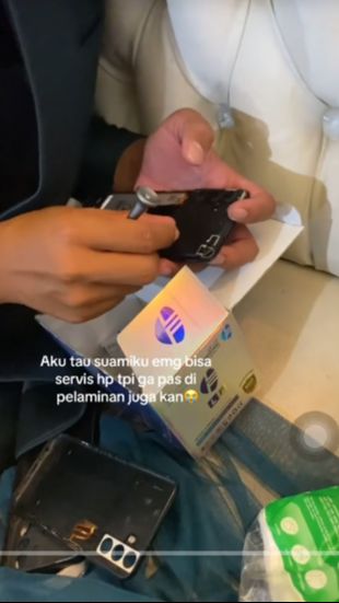 Aksi Pengantin Pria Servis HP Tetangga di Pelaminan Ini Bikin Geleng-Geleng Kepala