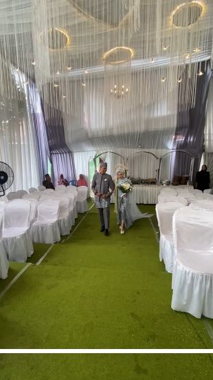 Tamu Ngacir Duluan, Momen Kirab Pengantin di Pernikahan Ini Cuma Disaksikan Bangku Kosong