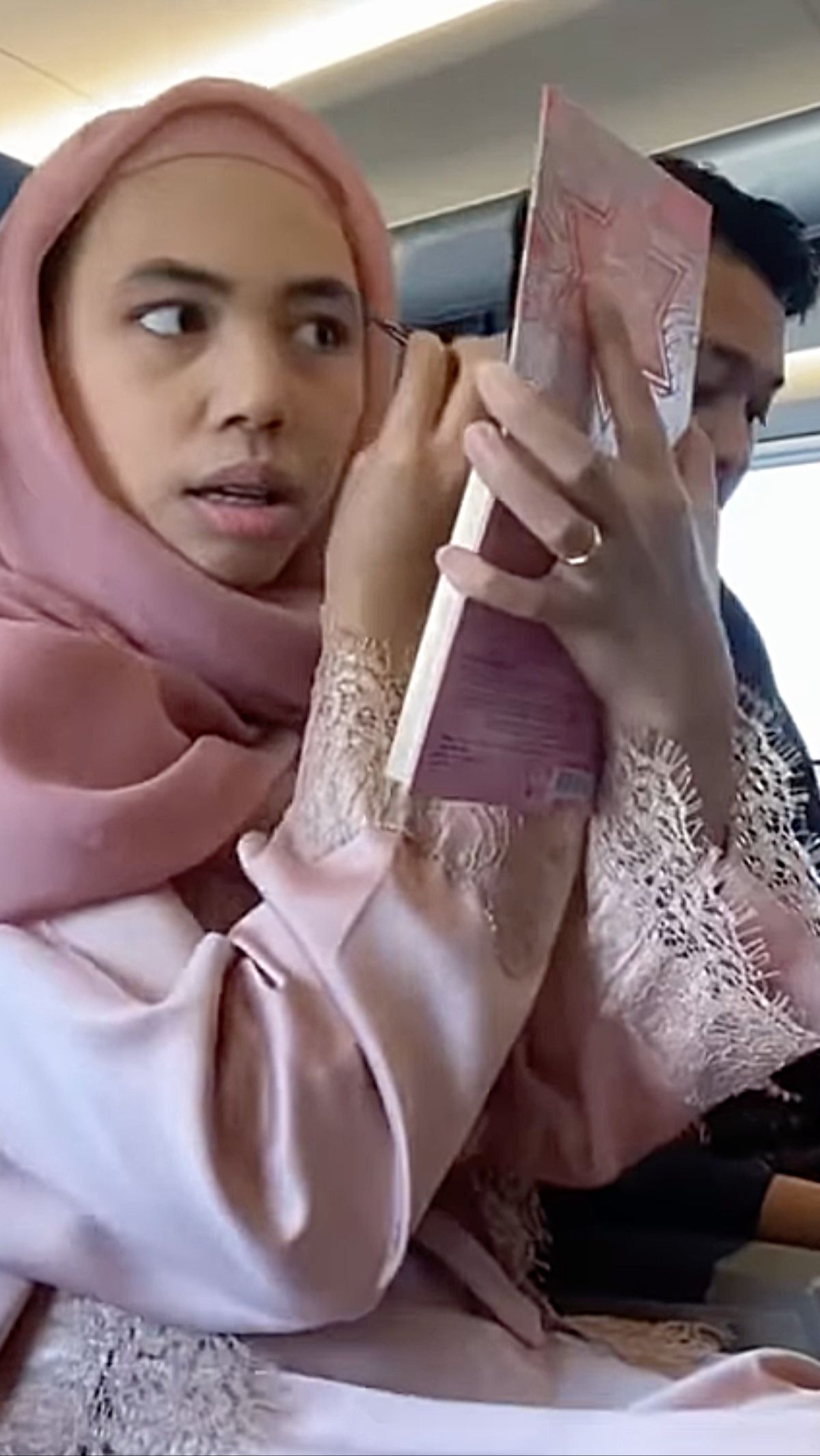 Istri Ditantang Suami Makeup di Whoosh, Penasaran Mana yang Lebih Cepat?