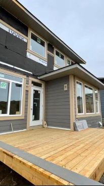 Rumah yang mengusung konsep modern ini menjadi tempat tinggal Rosidah bersama sang suami dan ketiga anaknya