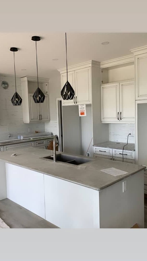 Daya tarik dari rumah ini adalah kitchen set-nya yang serba putih
