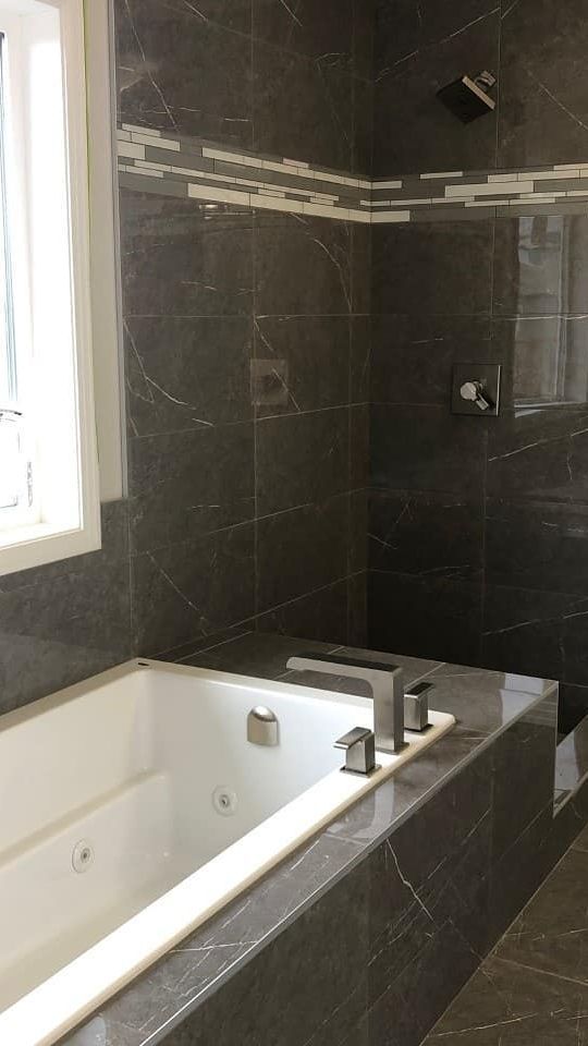 Salah satu potret kamar mandinya yang cukup luas. Semuanya dilengkapi shower dan bath tub. Bagian lantai dan temboknya terkesan mewah dengan penggunaan keramik