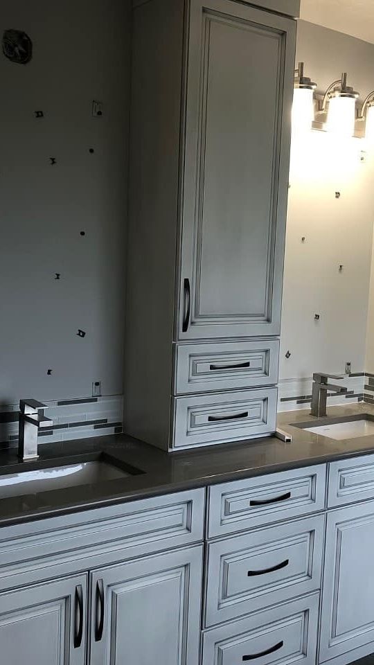 Tak jauh dari kamar mandi terdapat wastafel dan lemari penyimpanan yang tak kalah mencuri perhatian