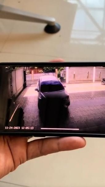 Baru Bisa Nyetir, Emak-emak Mau Parkir Mobil di Carport Malah Bablas Tabrak Tembok Sampai Jebol, Netizen: Siapa yang Berani Marahin?