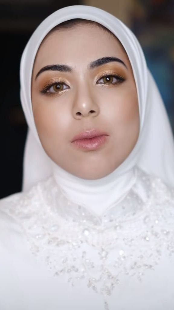 Wajahnya pun seketika cantik dengan riasan soft glam.