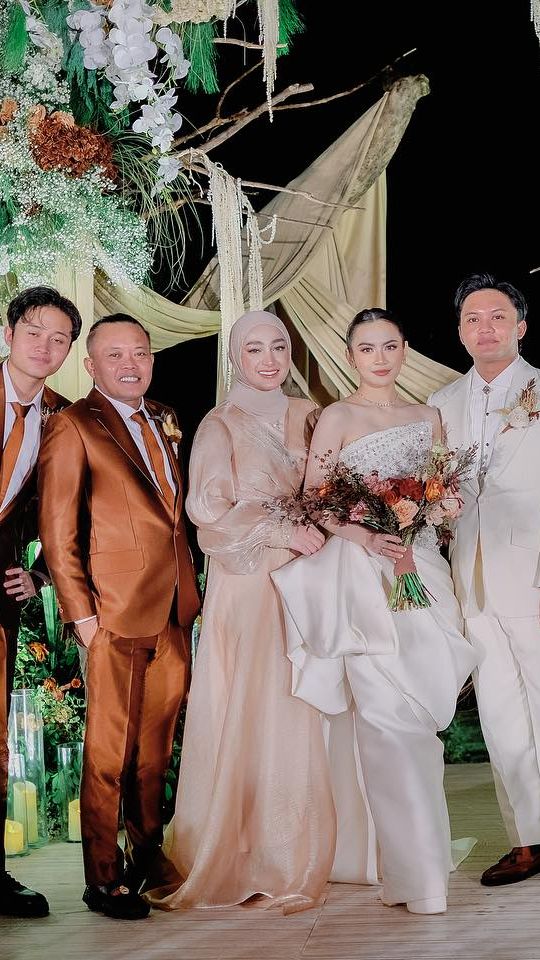 Ia pun tampak akrab dan sudah membaur dengan keluarga Sule. Santyka tampaknya sudah menjadi bagian dari keluarga Sule