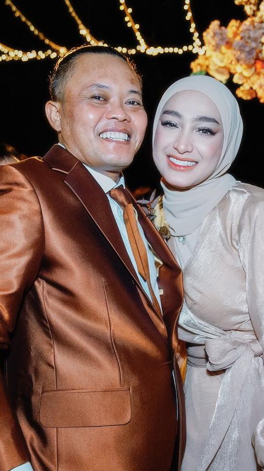 Tak lupa, Santyka dan Sule mengabadikan momen bahagia mereka selama acara resepsi tersebut