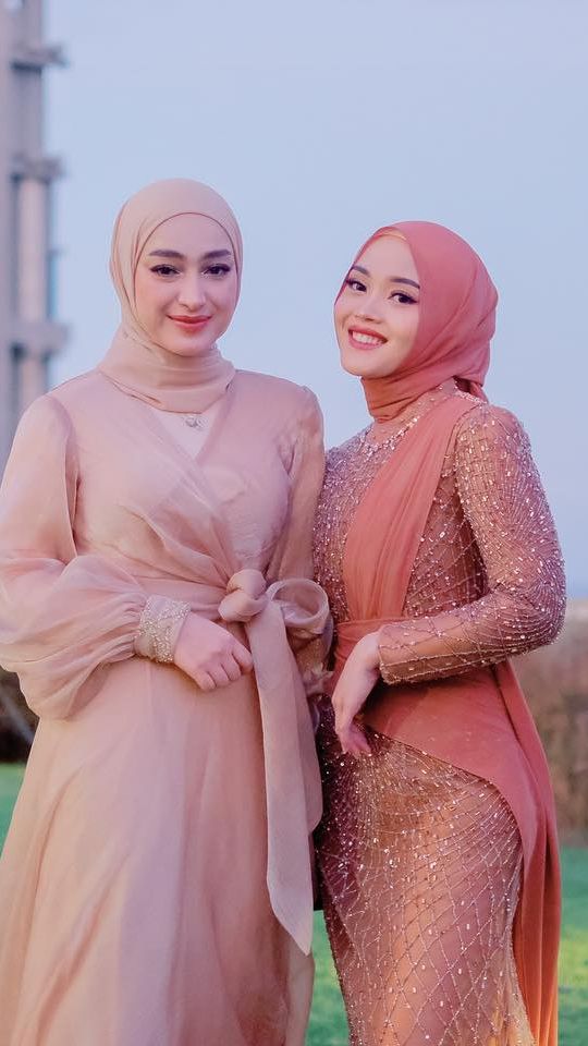 Santyka juga tampak akrab dengan Putri Delina. Keduanya pun tampil memesona