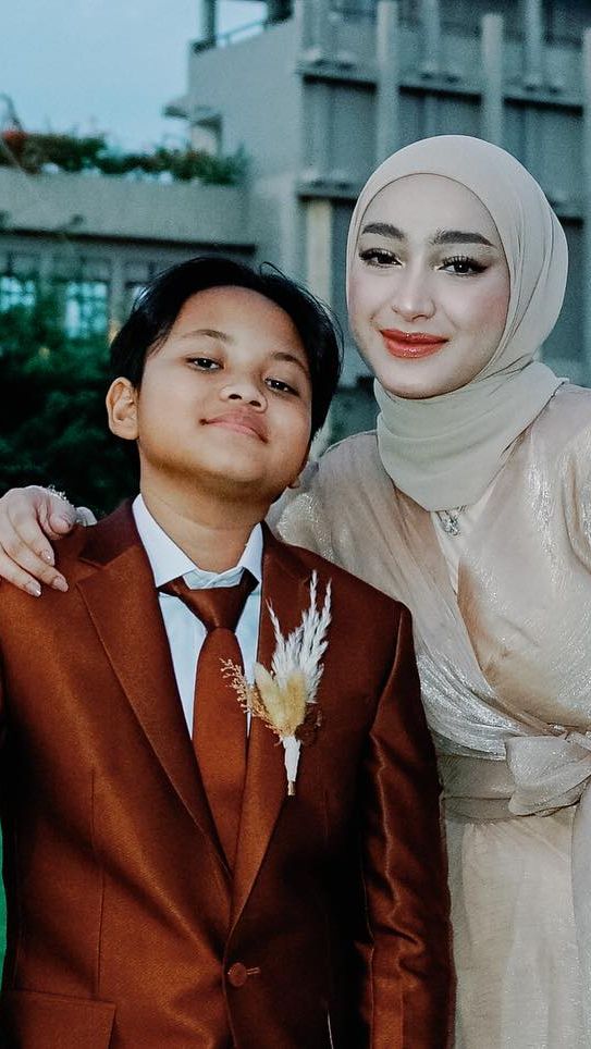 Rupanya Santyka juga mengambil foto bareng anak terakhir Sule yakni Ferdi