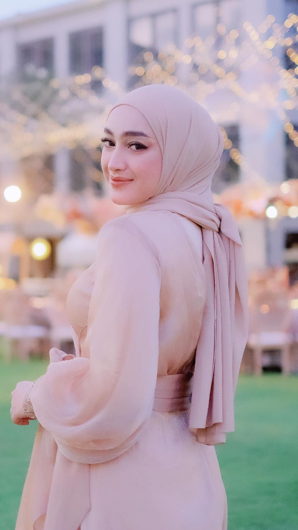 Tampil Beda, 8 Potret Santyka Fauziah di Resepsi Kedua Rizky Febian & Mahalini, Langsung Jadi Sorotan