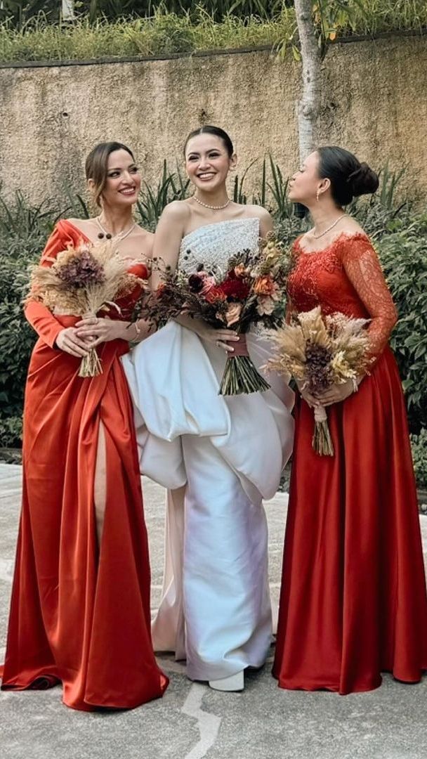 Nia Ramadhani dipercaya Mahalini untuk menjadi bridesmaidnya di resepsi keduanya di Bali.