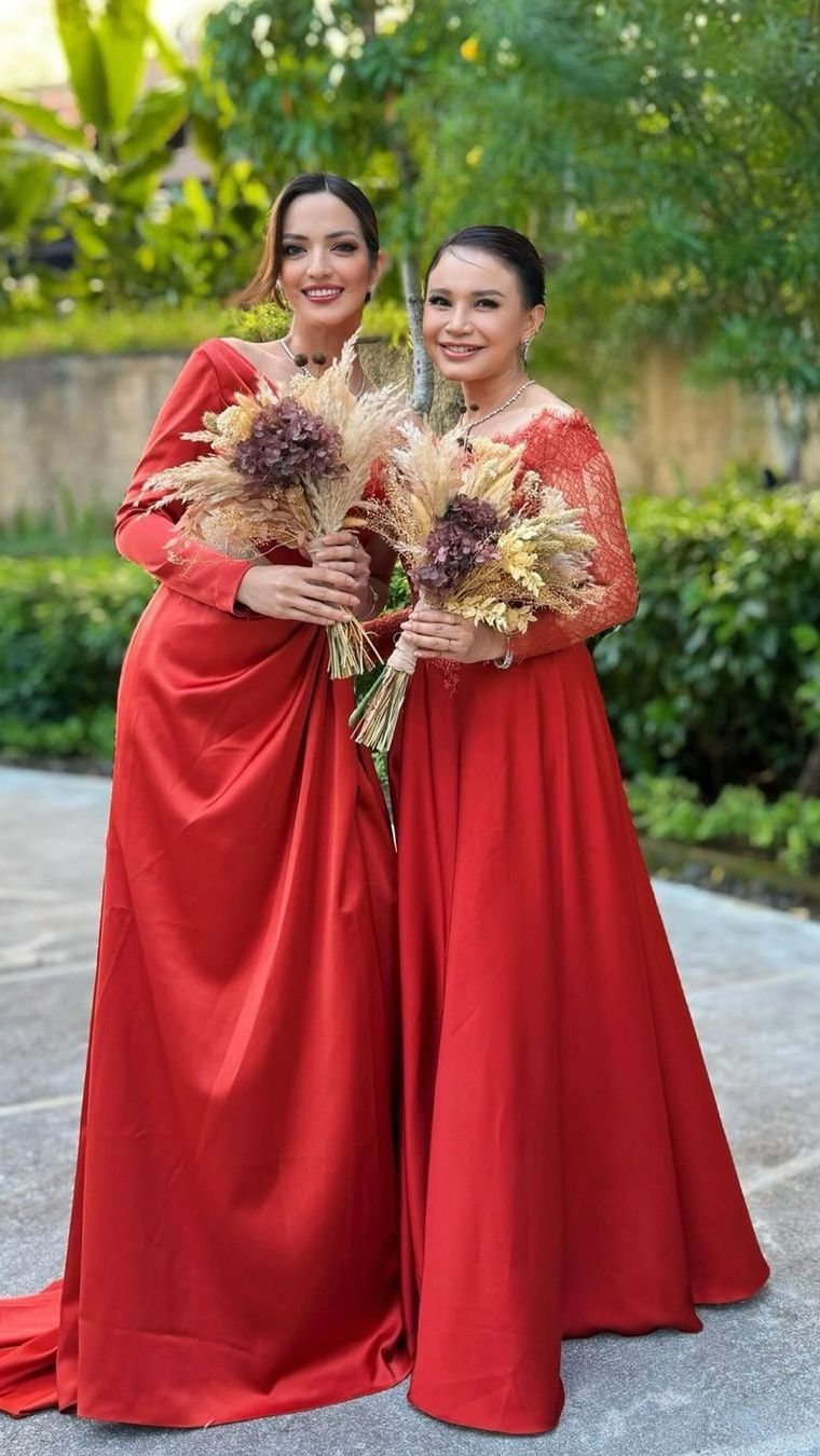 Ia menjadi bridesmaid bareng penyanyi Rossa.