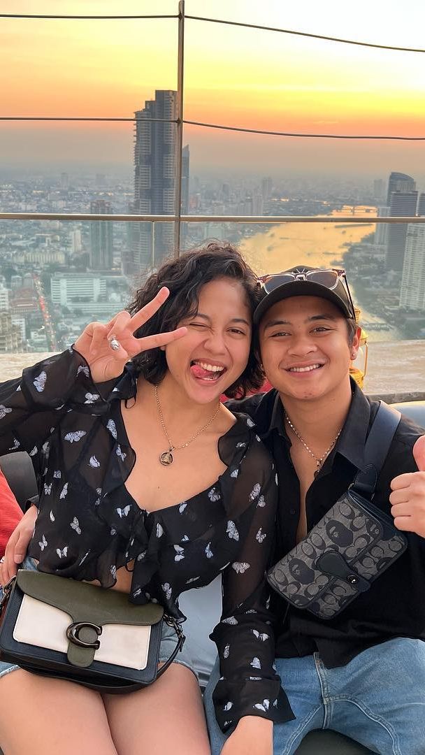 Gaya pacaran mereka pun sering menuai kritik netizen lantaran dinilai terlalu dewasa