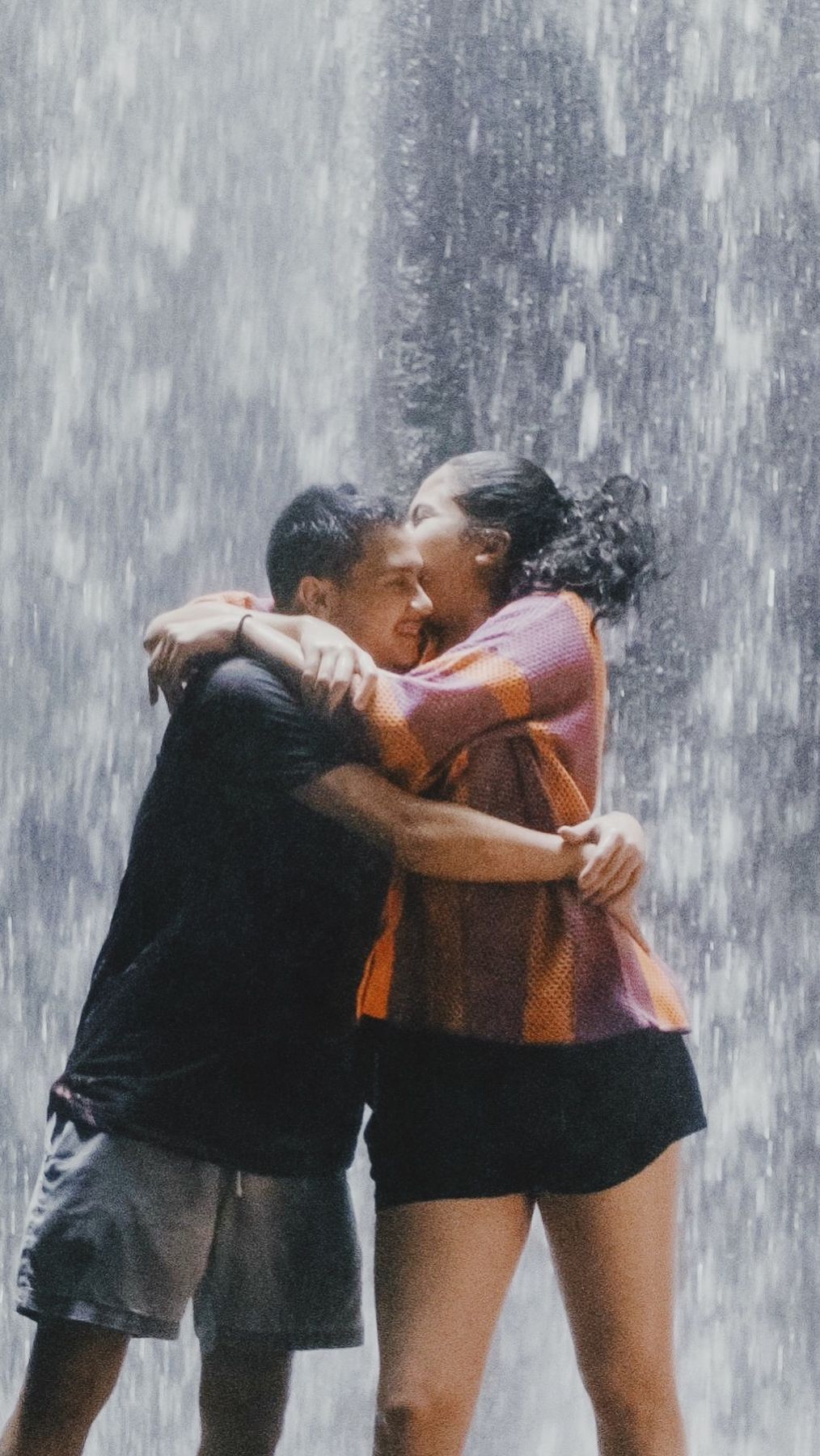 Terlebih Bastian dan Sitha sering memperlihatkan momen kala berdua dan saling berpelukan