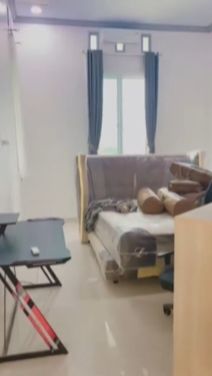 Kamar tamu pun begitu mewah dengan ranjang yang besar.