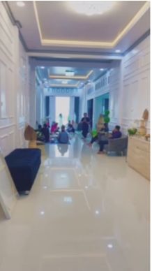 Rumah itu berdesain open space sehingga tampak sangat luas.