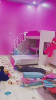 Kamar anak bernuansa serba pink yang sangat cantik.