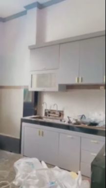 Penampakand apur elegan bertema serba putih.