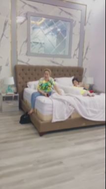 Kamar utama pun terlihat begitu mewah dengan ranjang besar dan dinding marmer.