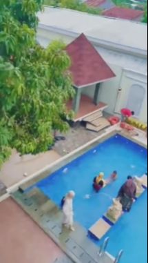 Rumah itu dilengkapi taman yang luas lengkap dengan kolam renang yang besar.