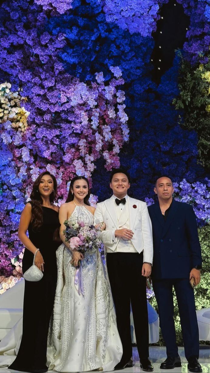 Ini adalah outfit Marion Jola saat menghadiri kondangan resepsi pernikahan Rizky Febian dan Mahalini.