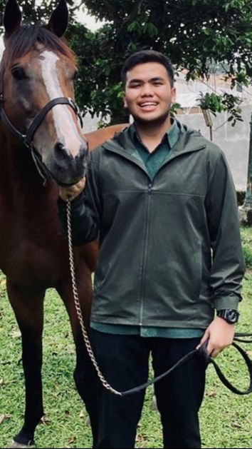 Ivan sendiri bukan berasal dari kalangan selebriti. Tak heran jika sosoknya jarang tersorot kamera