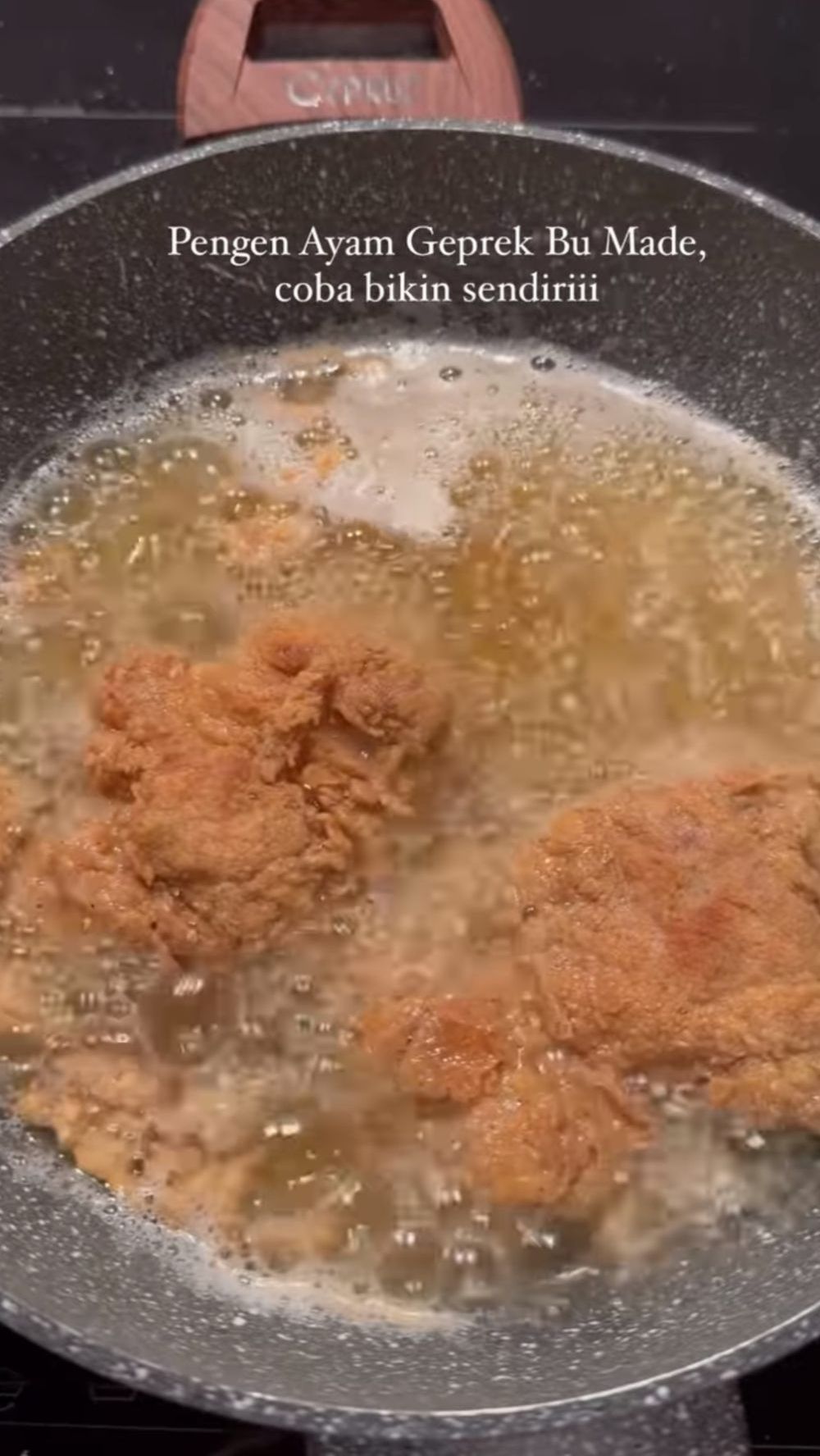 Karena bumil sedang ngidam ayam geprek, Kaesang lantas berupaya menuruti kemauan sang istri.