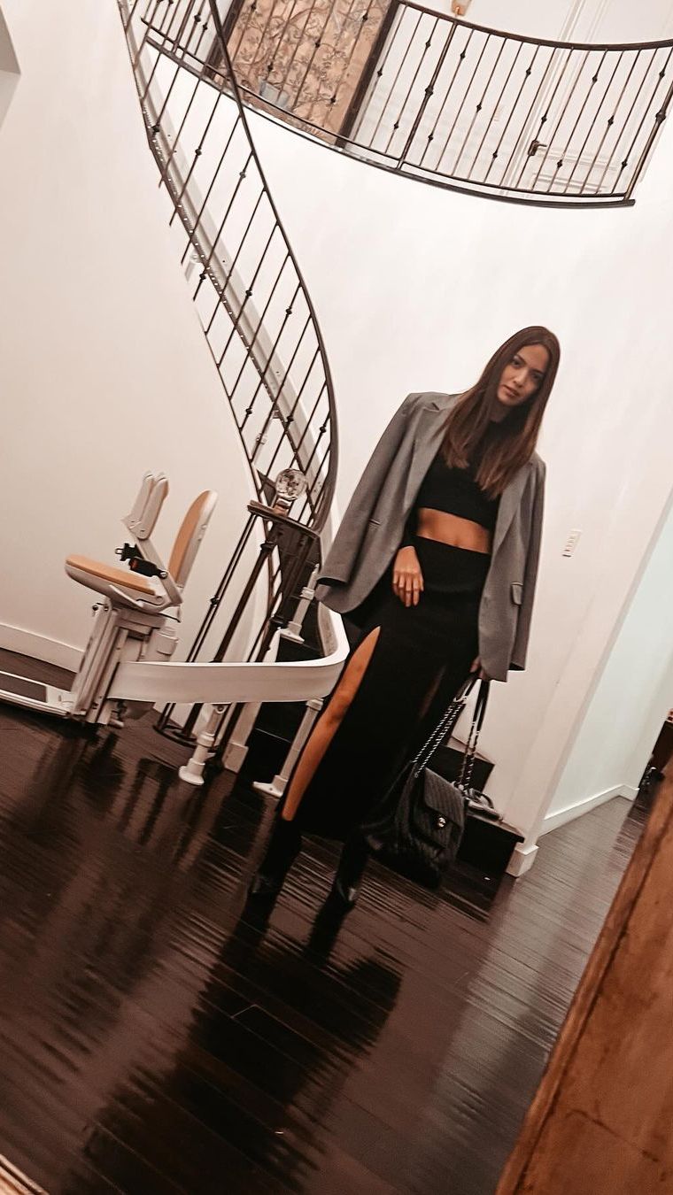 Gayanya dengan outifit hitam begini bak lady boss.