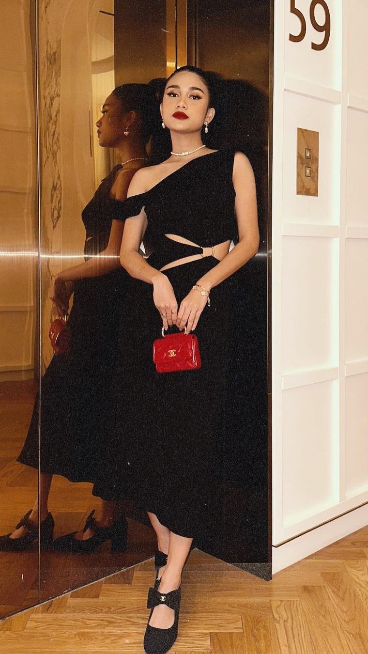 Dengan outfit hitam dan lipstik merah membuat penampilan Zize lebih seksi.