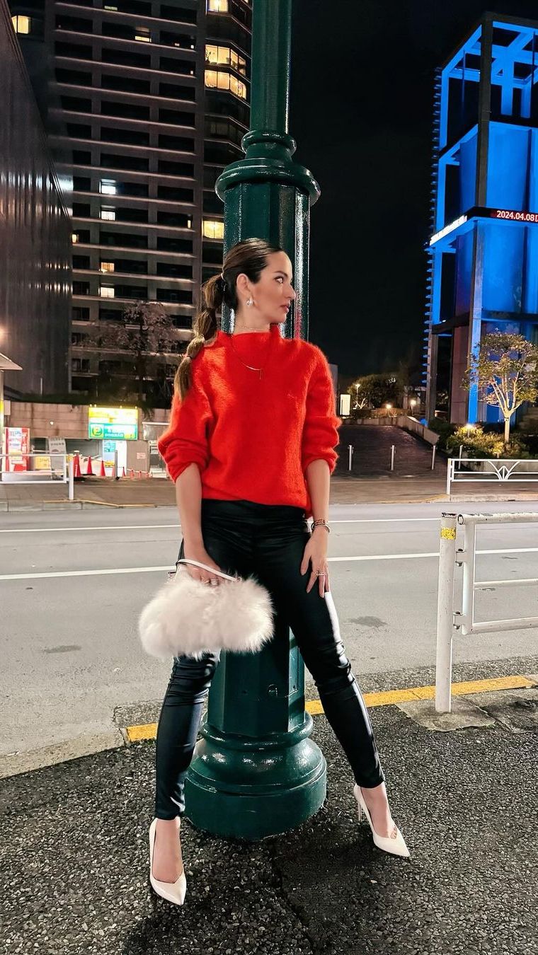Dengan postur tinggi semampai, Nia selalu tampak keren walau hanya dengan kaos.