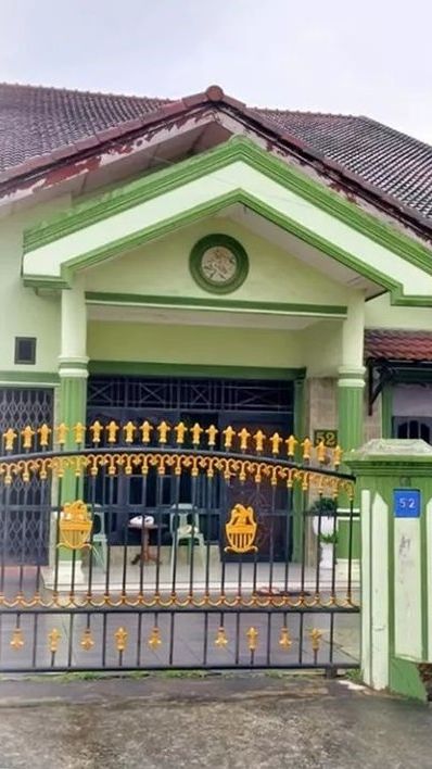 Rumah yang didominasi warna hijau itu rencananya akan dijual seharga Rp2,1 miliar