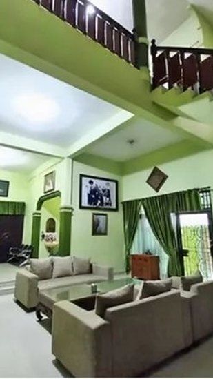Rumah tersebut tampan hangat dengan dominasi warna hijau di dalamnya. Tak hanya itu, rumah masa kecil Babe tersebut juga terlihat masih sangat terawat