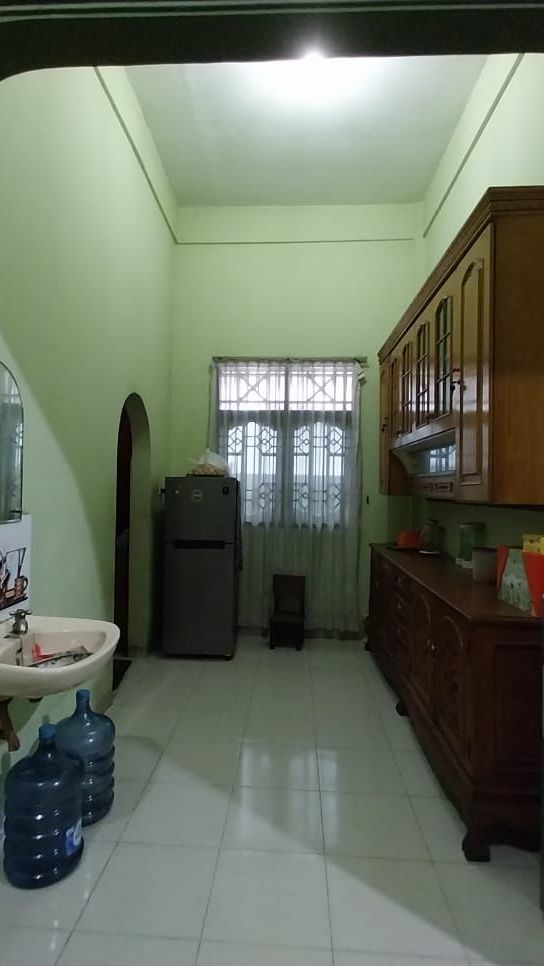 Area dapurnya pun tampak luas dan sudah dilengkapi berbagai peralatan memasak yang cukup modern