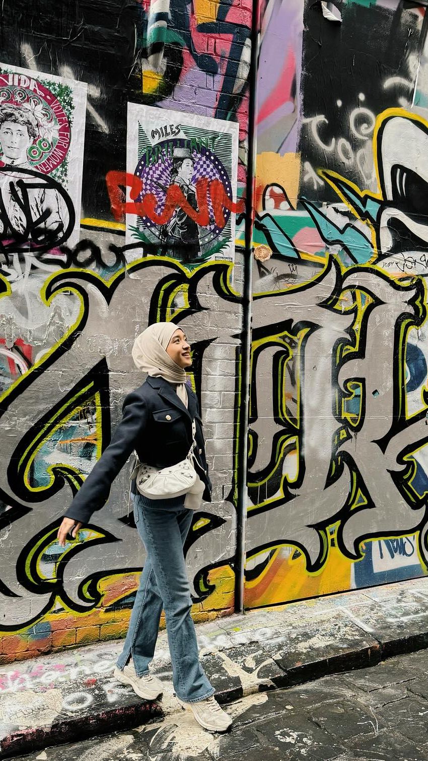 Dalam unggahan Instagramnya, tampaknya Dilla mulai istiqomah memakai hijab