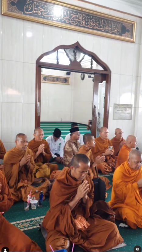 Viral Rombongan Biksu Thudong Istirahat di Masjid Temanggung