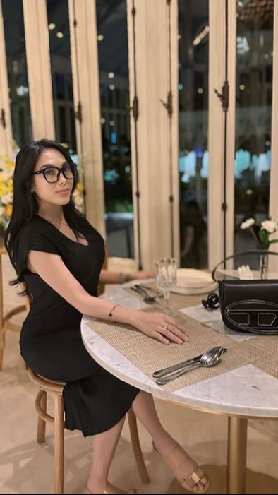 Diangkat menjadi honorerdi Kementrian Pertanian.