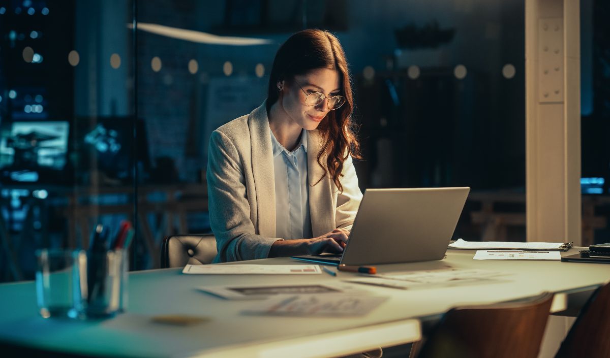 Mengurangi bias gender dalam AI generatif