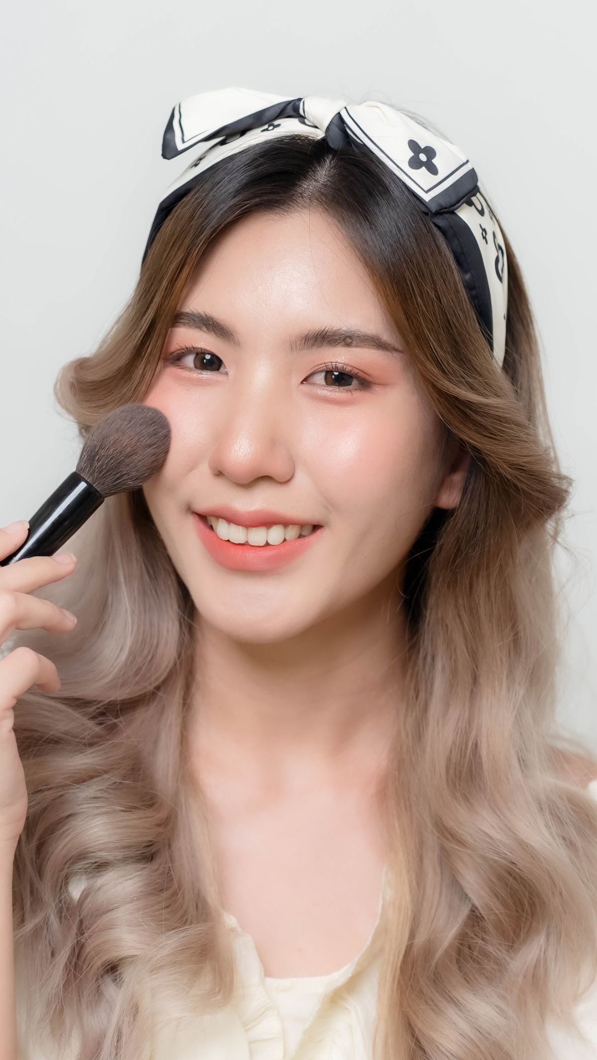 Tren Unik Boyfriend Blush, Wajah Merona dengan Look Tak Biasa