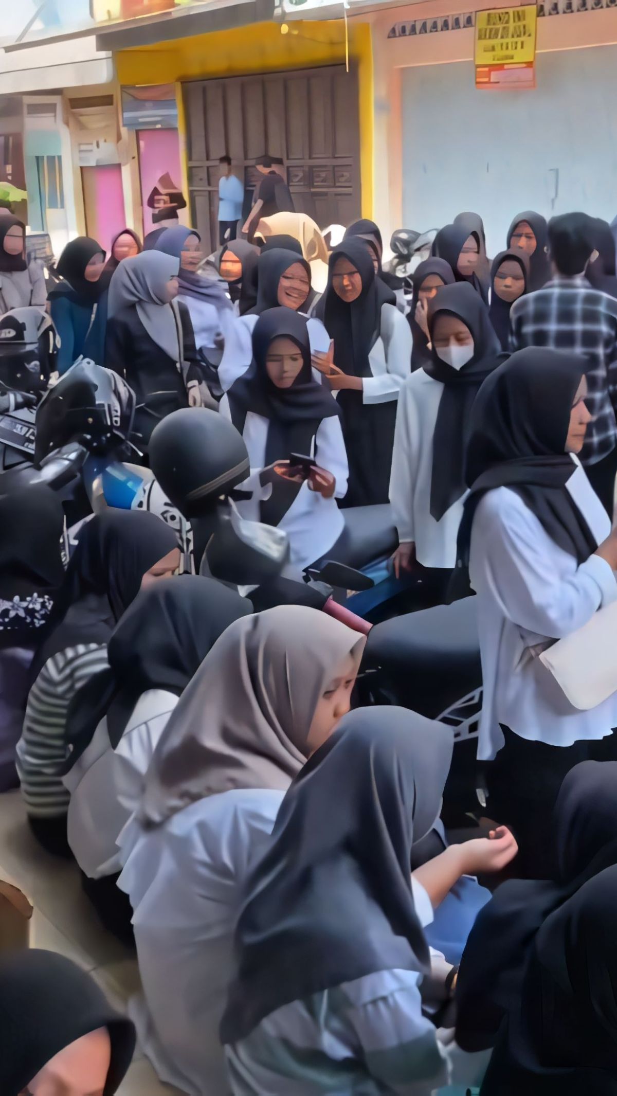 Viral! Dikira Mau Demo, Ratusan Gadis Muda ini Ternyata Melamar Kerja di Warung Seblak, Mengular Panjang Tembus Ujung Jalan