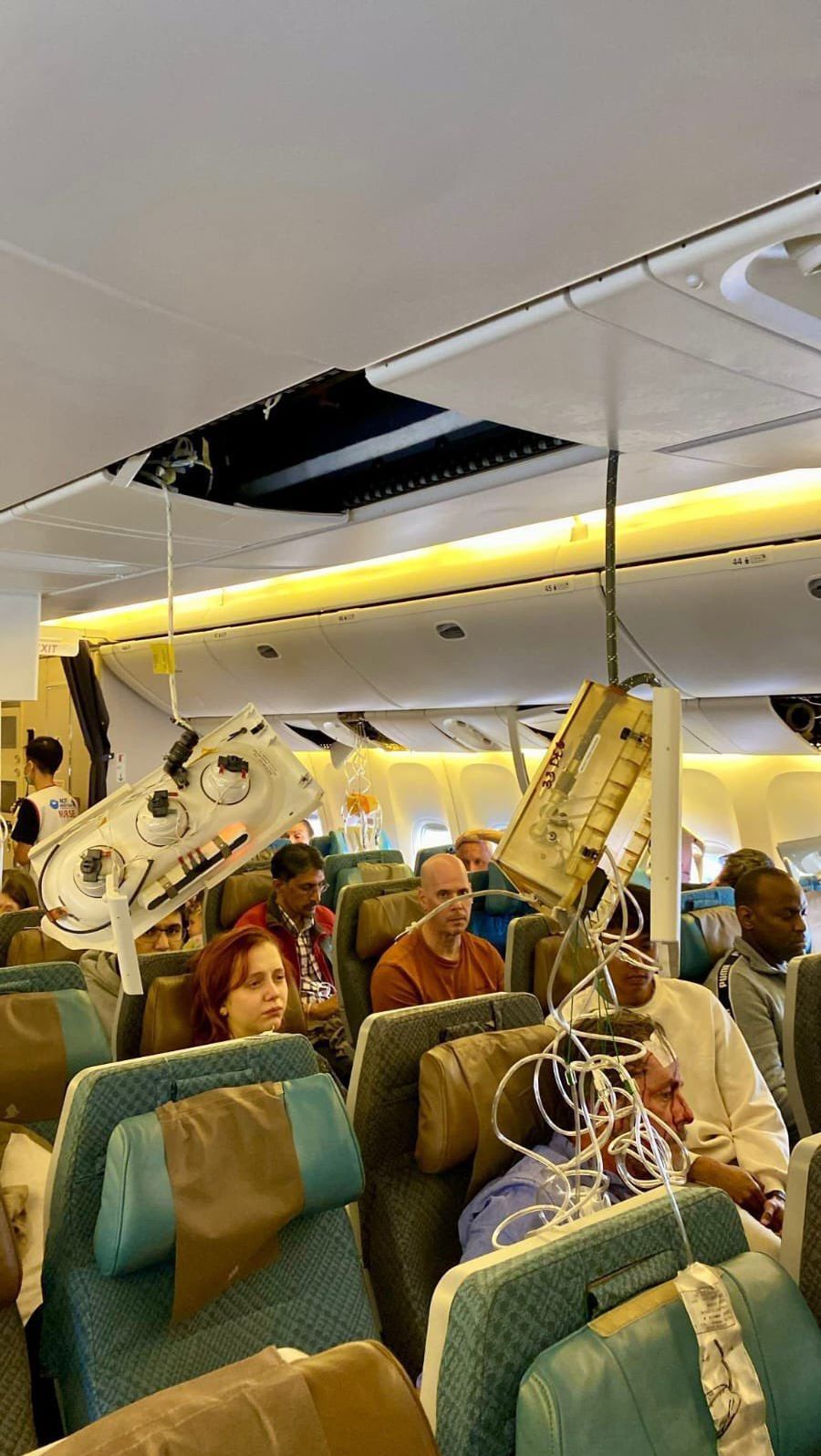 Potret Kekacauan di Dalam Pesawat Singapore Airlines usai Turbulensi Hebat: Pramugari Berlumuran Darah, Kabin Porak-poranda