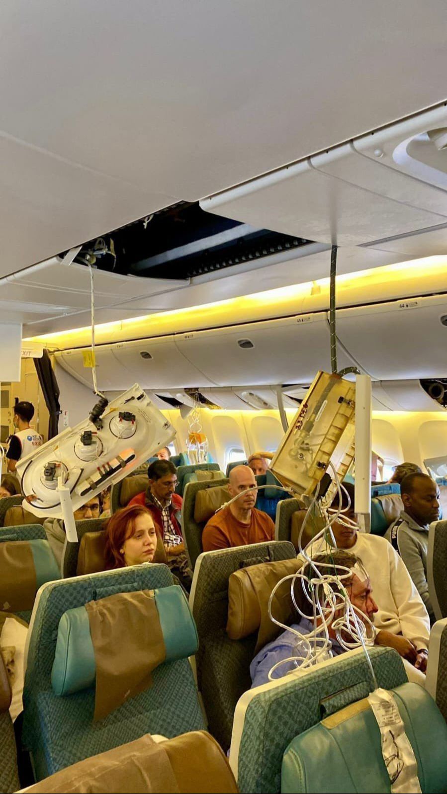Kesaksian Ngeri Penumpang Singapore Airlines Saat Turbulensi: Pesawat Miring, Kabin Penyok
