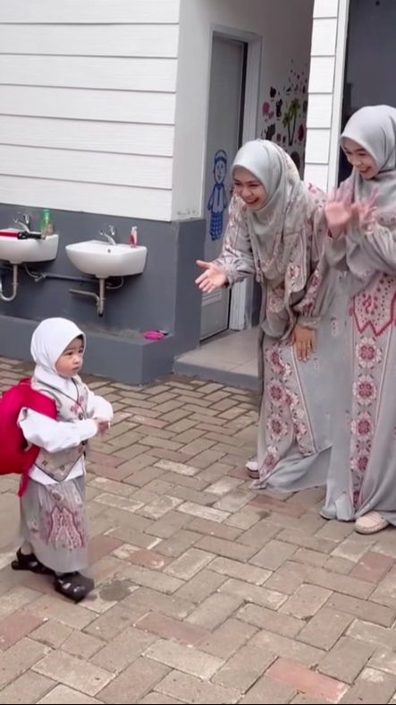 Diketahui Moana sekolah di PAUD milik ibunya sendiri.
