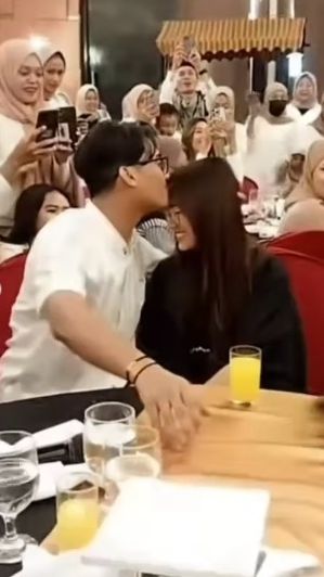 Gaya pacaran mereka pun disorot karena dianggap terlalu mesra.