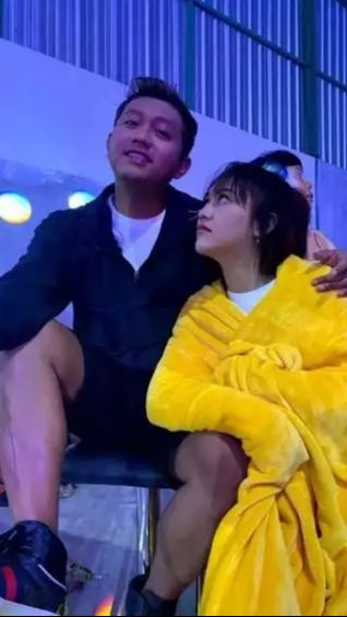 Happy sendiri masihs elalu dikait-kaitkan dengan sang mantan, Denny Caknan.
