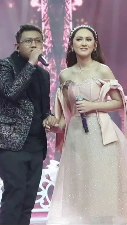 Padahal , Denny sendiri kini sudah menikahi Bella Bonita dan memiliki seorang anak perempuan.