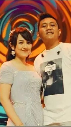 Kendati sudah pacaran lama, Denny tidak memilih Happy sebagai pendamping hidupnya.